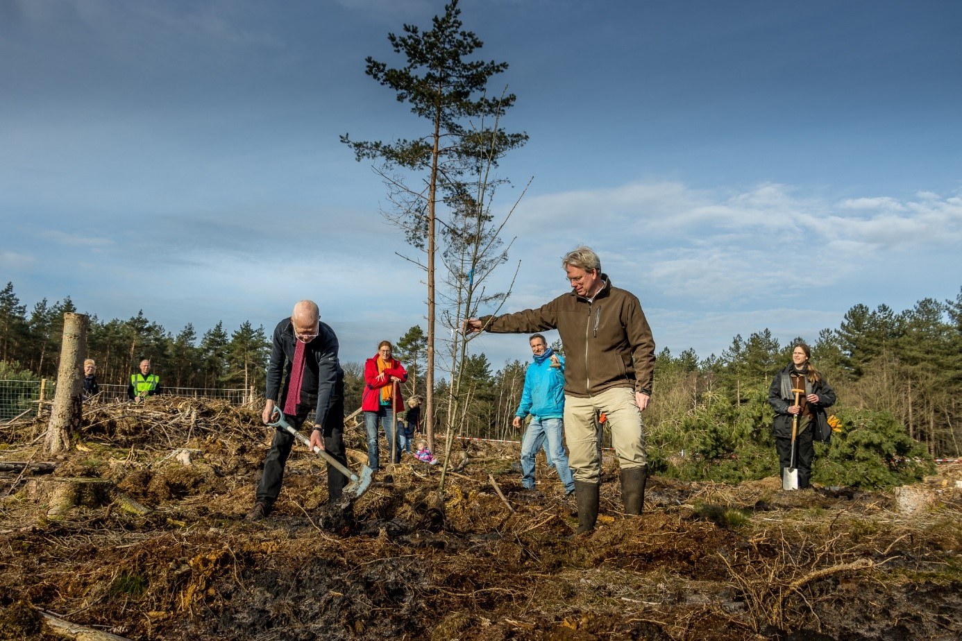 Rients Ritskes en Sander Haken planten de eerste boom in het zenbos nabij Amersfoort op 28 maart 2021