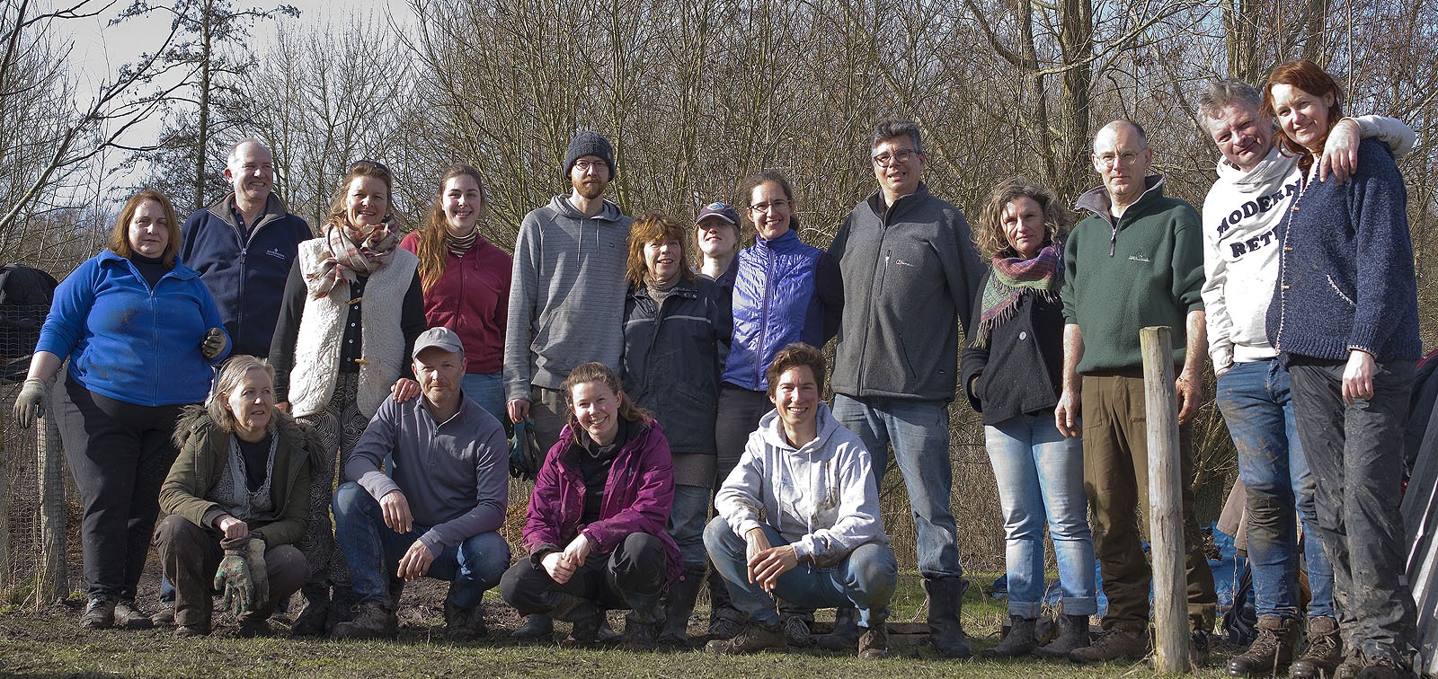 een groep vrijwilligers die hebben helpen planten in het zenbos in Delft